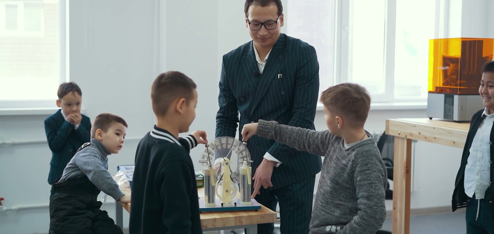 Дети на занятии — педагог и класс